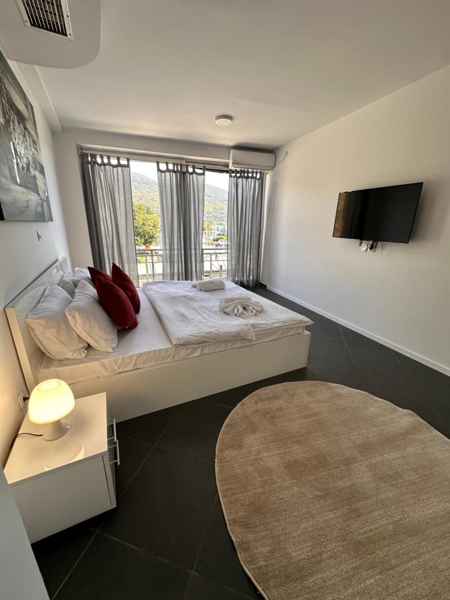 Square Apartment *
